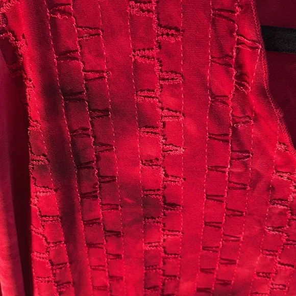 Dressbarn Red and Black Women's Top - Picture 3 of 5